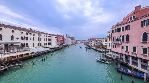 Gondels en boten verkeer in Venetië timelapse, Canal Grande panoramisch uitzicht. Boot station. Blauwe bewolkte hemel op zomerdag — Stockvideo