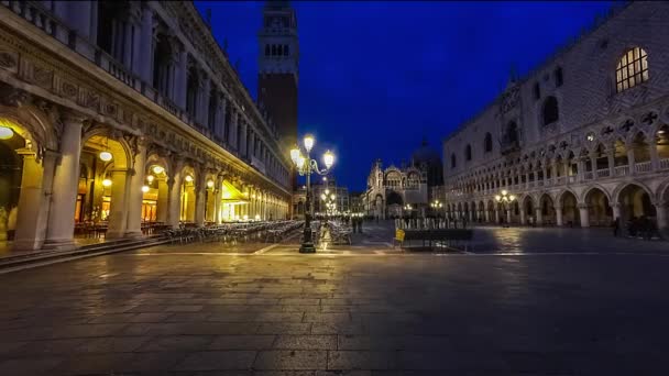 Piazza San Marco i Bazyliki Świętego Marka timelapse noc. Katedra Kościół z rzymskokatolicką archidiecezją Wenecji. Turystów, chodzenie przed nim. 4k — Wideo stockowe