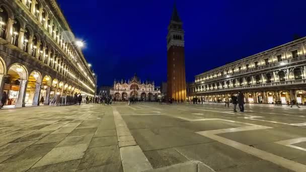 Piazza San Marco i Bazyliki Świętego Marka timelapse noc. Katedra Kościół z rzymskokatolicką archidiecezją Wenecji. Turystów, chodzenie przed nim. 4k — Wideo stockowe