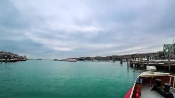 Timelapse z Benátek vodní dopravy. Akční kamera na vaporetto lodi. 4k — Stock video