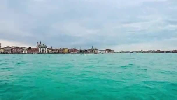 Hyperlapse des venezianischen Wasserverkehrs. Cmera auf dem Vaporetto-Boot. 4k — Stockvideo