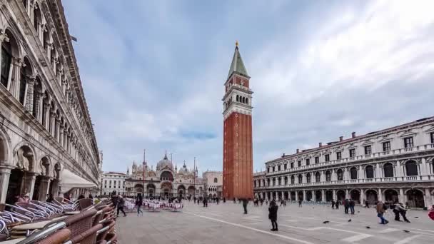 タイムラプスのカンパニーレ ・ ディ ・ サン ・ マルコ、ヴェネツィア、イタリアのパラッツォ ドゥカーレ ドゥカーレ宮殿。サン ・ マルコ広場とサン トダーロ上方の列です。4 k で青い曇り空 — ストック動画
