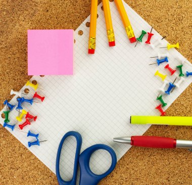 Boş beyaz kağıda metniniz için Not Defteri'nden wrested. Orada çevresinde renk kalem, kalem, makas, sarı fosforlu kalem ve blok sticknotes pembe.