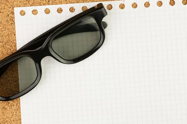 Boş kare beyaz kağıt sayfası metni Not Defteri'nden wrested. Siyah kalın jant ve mantar pano arka camlar.