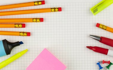 Boş beyaz kağıt kalem, pembe sticknotes, kırmızı kalem, sarı ve mavi fosforlu kalemler, pembe stekers, kırmızı işaret metni sayfası. 