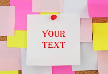 Boş beyaz kağıdın metninizle sakat etiket Resepsiyon için. Sarı, pembe, beyaz çıkartmaları burada vardır. Metniniz için merkezi beyaz etiket tarafından kırmızı düğme tuş.