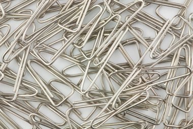 Metalik beyaz arka plan üzerinde klipler