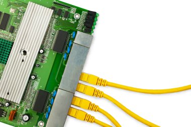 Ethernet anahtar kartı sarı yama halatlar en iyi manzaralı. Sağ metin için yer vardır.