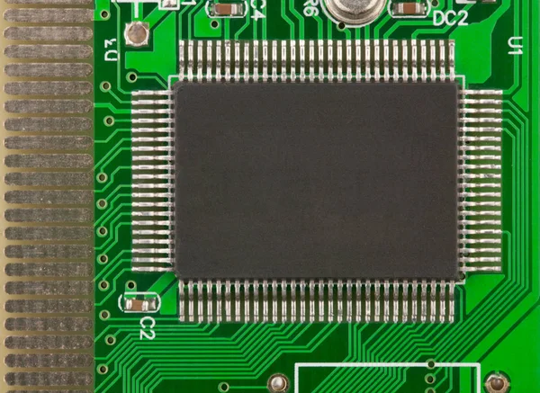 Pcb 上的大芯片 这个芯片有很多的腿 电阻器和其他的小电子元件 — 图库照片