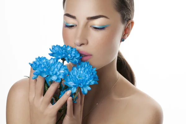 Vrouw schoonheid portret met blauwe bloemen — Stockfoto