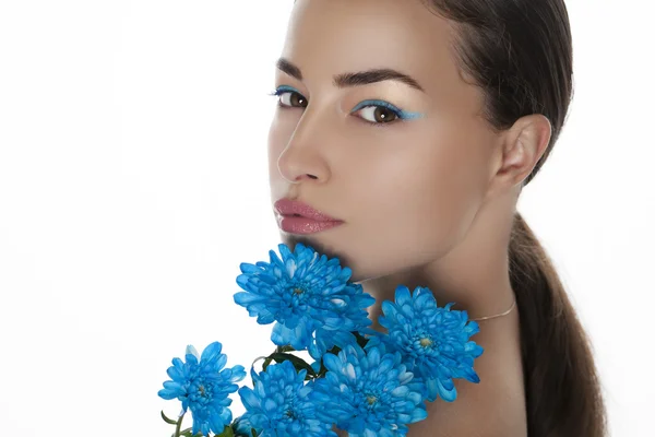 Kvinna skönhet porträtt med blå blommor — Stockfoto