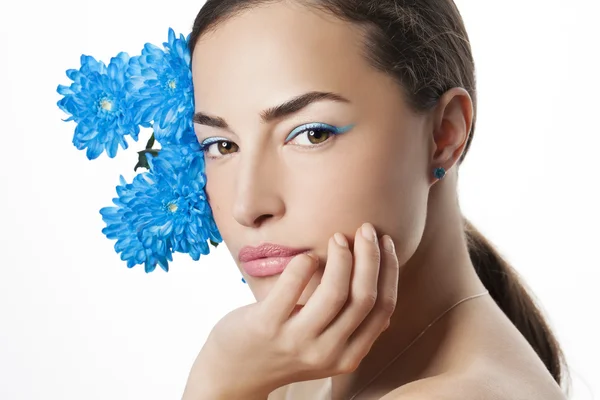 Kvinna skönhet porträtt med blå blommor — Stockfoto