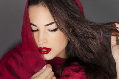 Kırmızı dudaklar ve scraf ile klasik Güzellik