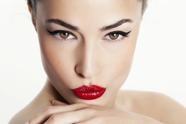 Retrato de mujer de primer plano con labios rojos y delineador negro —  Fotos de Stock