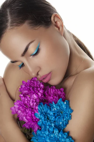 Vrouw schoonheid portret met blauwe en roze bloemen — Stockfoto