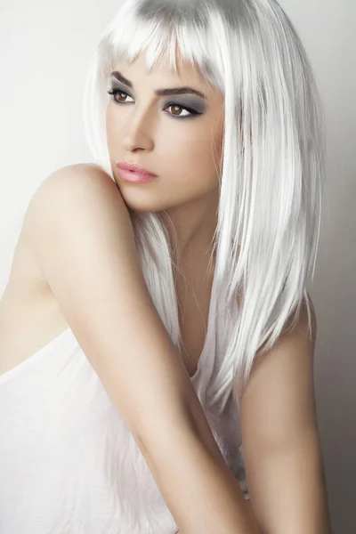 Bellezza moderna con capelli grigio platino — Foto Stock