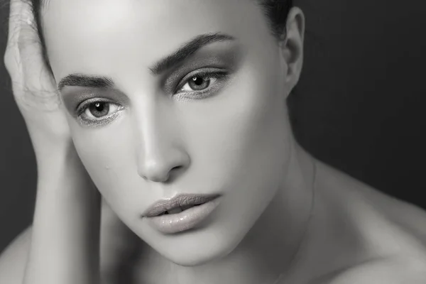 Retrato de beleza mulher em preto e branco — Fotografia de Stock