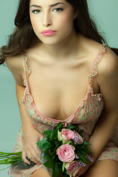 Frau Schönheit mit Blumen — Stockfoto