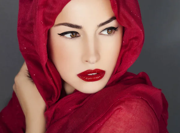 Classic beauty with red lips and scraf — Stock Photo, Image