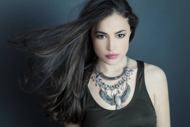 güzel esmer Bayan gümüş kolye