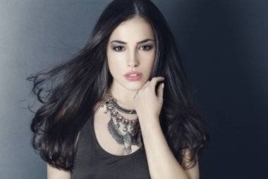 güzel esmer Bayan gümüş kolye