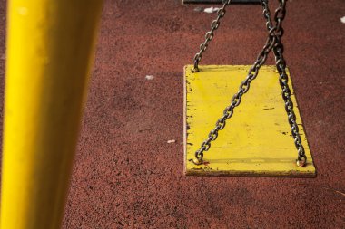 tahta salıncakta sarı Bahçesi