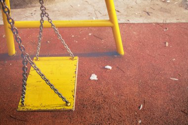 tahta salıncakta sarı Bahçesi