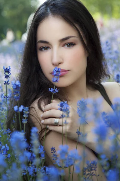 私は青い花のフィールドの美しい若い女性 — ストック写真