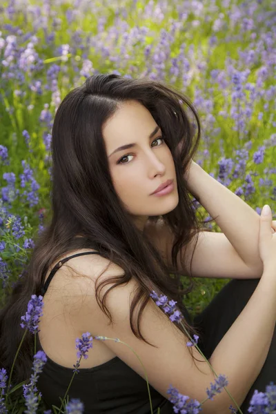 Schöne junge Frau im Lavendelfeld — Stockfoto