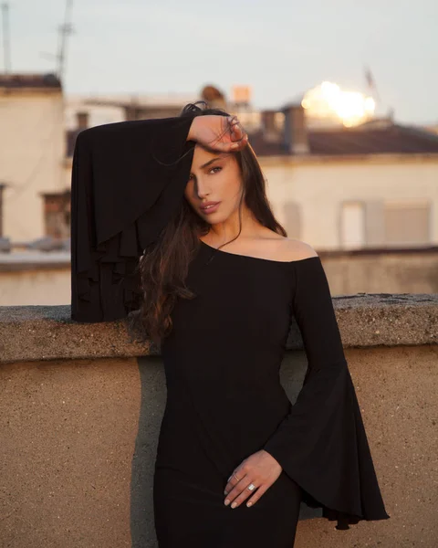 Zarif siyah elbiseli genç bayan — Stok fotoğraf
