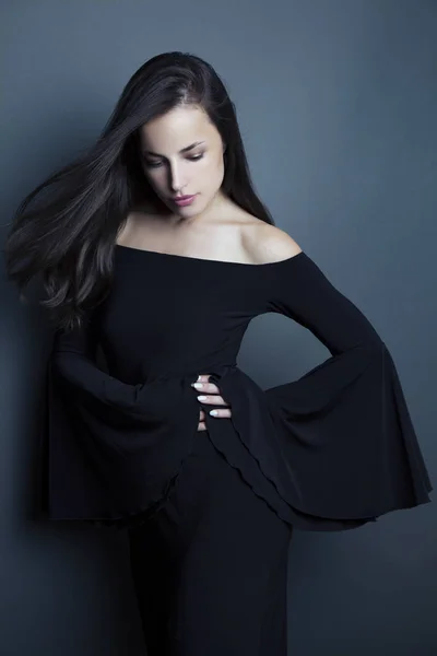 Belleza joven en vestido negro elegante —  Fotos de Stock