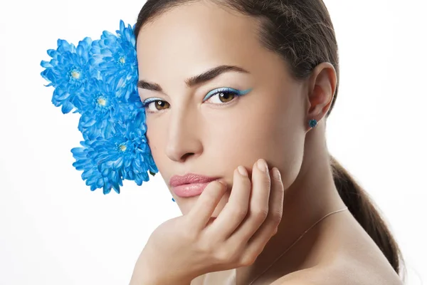 Nő szépség portré kék virággal Stock Kép