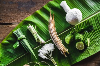 Kaplıca için bitkisel sıkıştırma topu sıcak masaj için Tayland organik bitkisel malzemeleri ve kas ağrılarını azaltmak için doğal spa.