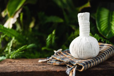Spa için bitkisel kompres topu, sıcak masaj için Tayland organik bitkisel malzemeleri ve kas ağrılarını azaltmak için doğal spa.