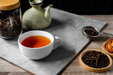 Bir fincan organik bitki çayı, yabani çiçekler ve çeşitli Tayland otları.