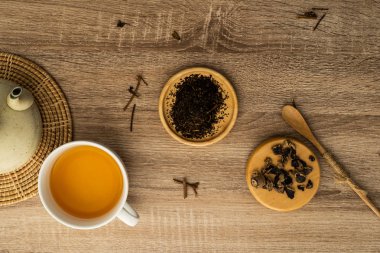 Bir fincan organik bitki çayı, yabani çiçekler ve çeşitli Taylandlılar.