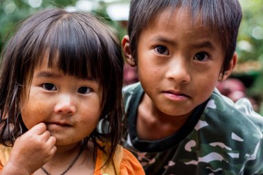 Phetchabun, Tayland, Ekim-07-2017, Çocuklar turistleri selamlıyor