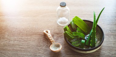 Aloe Vera ahşap masadaki tabakta. en üstteki görünüm 