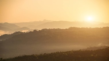 Dağlarda gün doğumu manzarası, Chaiyaphum, Thailan