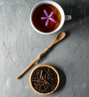 Ahşap arka planda bir fincan bitki çayı. Üst görünüm. 