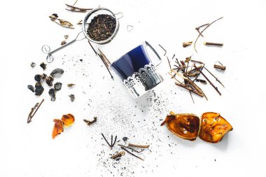  Beyaz arka planda çay fincanı, kopyalama alanı. Geleneksel Asyalı.