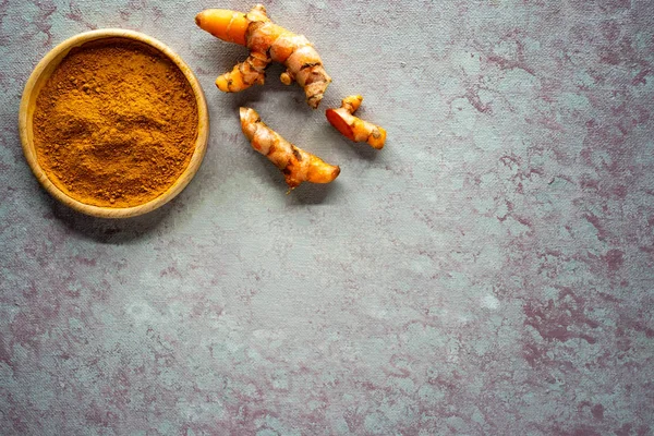 Zerdeçal tozu. Üst görünüm zerdeçal ya da Curcuma, bitkisel konsept