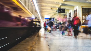 Tayland treni sabah güneşinde, tren istasyonunda., 