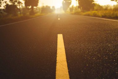 Gündoğumlu köy yolu, konsept seyahat