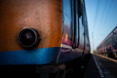 Tayland treni sabah güneşinde, tren istasyonunda.