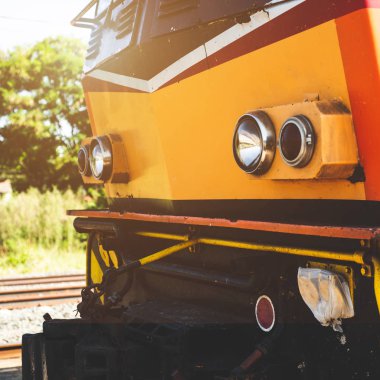 Tayland treni sabah güneşinde, tren istasyonunda.