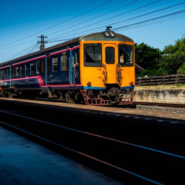 Tayland treni sabah güneşinde, tren istasyonunda.