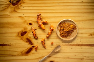 Ahşap arka planda taze zerdeçal.