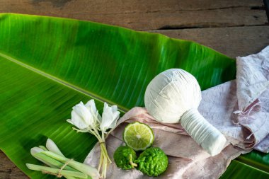 Muz yaprağı arka planında güzel bir spa kompozisyonu