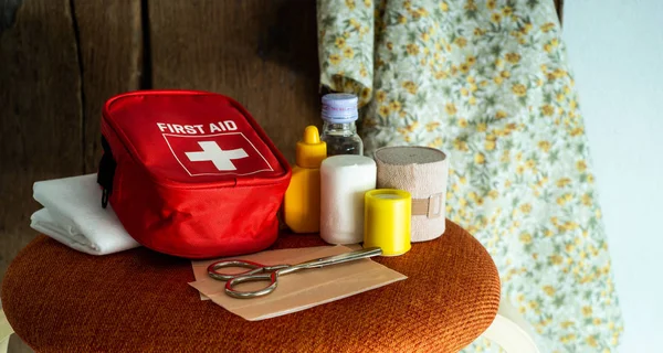First aid kit bag on wood background, Medical concept, First aid — Stock Photo, Image